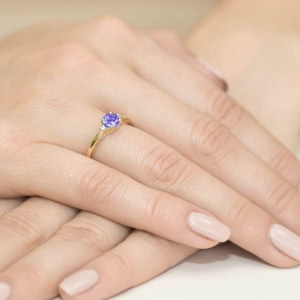 Pierścionek z Tanzanitem 0,50ct i Brylantami ze złota próby 585. W-0010TAN